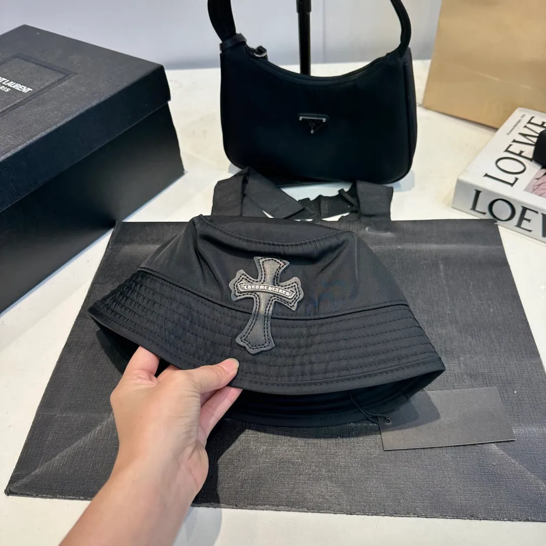 P70 𝐶ℎ𝑟𝑜𝑚𝑒 𝐻𝑒𝑎𝑟𝑡𝑠 Crow Heart Chocolate Barbie Pink Cross Leather Brand Horseshoe Roll Sleeves Sanskrit Letters Fisherman Hat Sun Hat